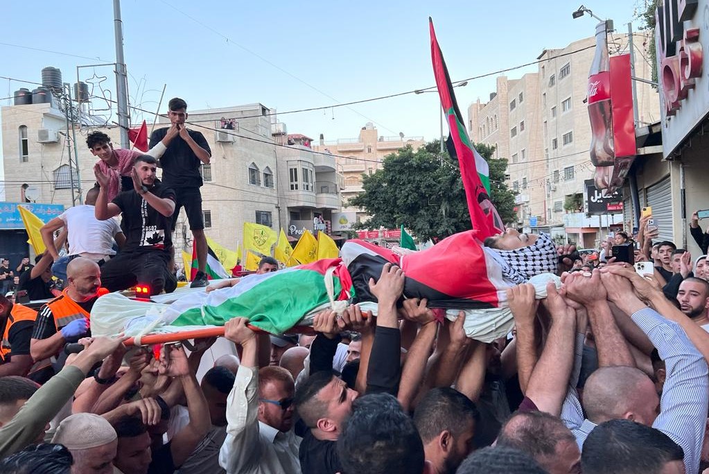 تشييع جثمان الشهيد فايز دمدوم في بلدة العيزرية جنوب شرق القدس المحتلة (تصوير: وفا)